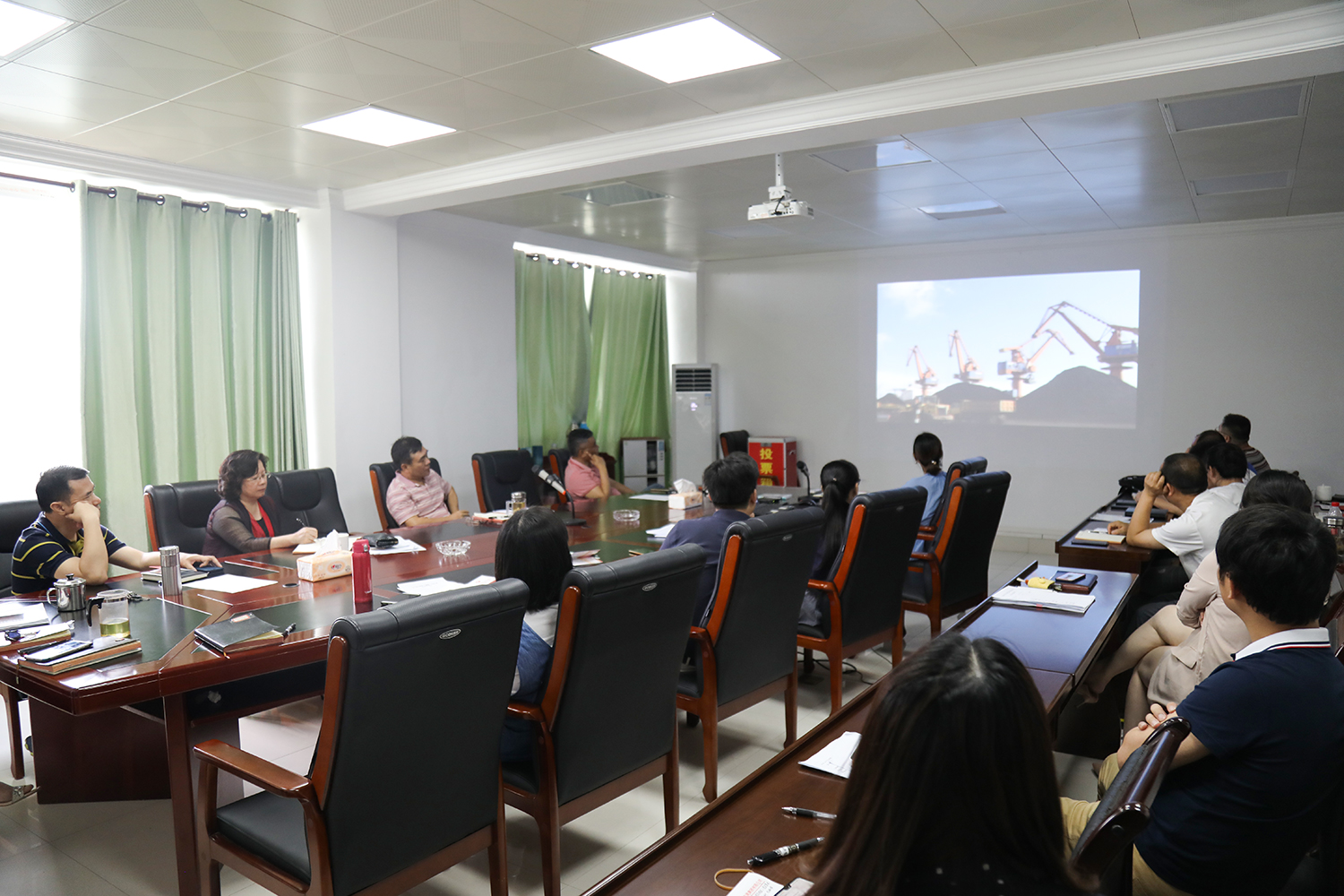 0产业集团公司观看警示教育片现场.jpg 0产业集团公司观看警示教育片现场.jpg