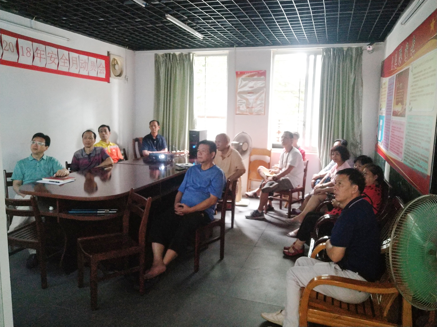 6福海公司观看警示教育片现场.jpg